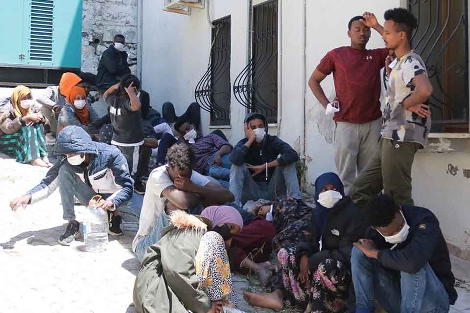 İzmir'in Fo&ccedil;a il&ccedil;esi a&ccedil;ıklarında, Yunan unsurlarının T&uuml;rk kara sularına ittiği