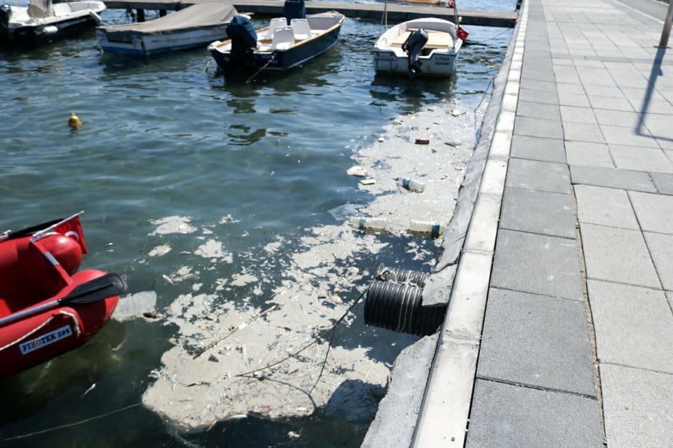 İZMİR'in turistik İl&ccedil;esi Fo&ccedil;a&rsquo;da sabah saatlerinde sahilde g&ouml;r&uuml;len kirlilik tedirginliğe