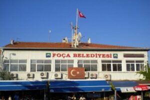 İzmir'in Foça ilçesinde, Belediyesi Meclis Denetim Komisyonu toplantısında, AK Parti'li