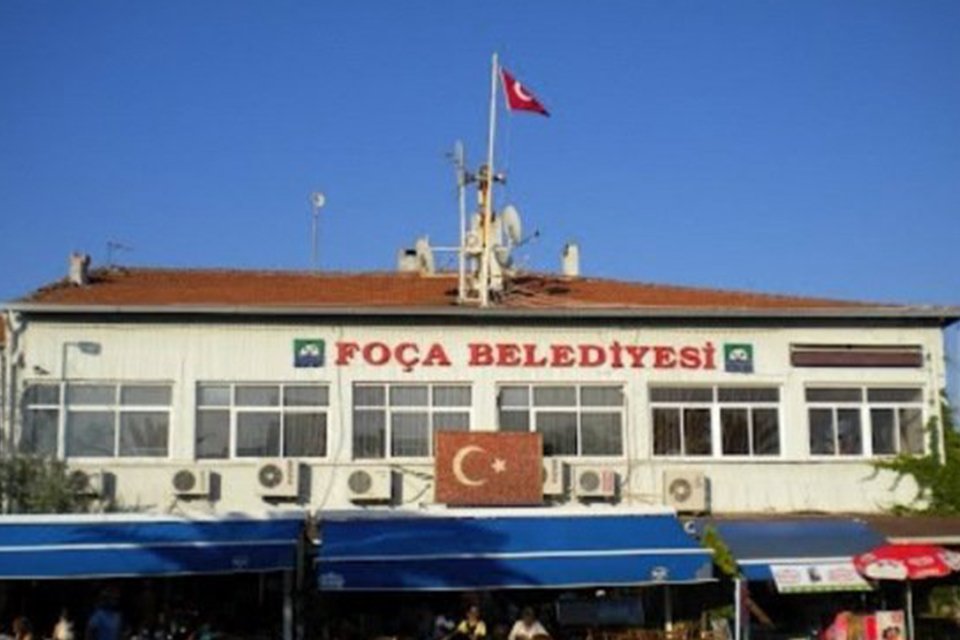 İzmir'in Foça ilçesinde, Belediyesi Meclis Denetim Komisyonu toplantısında, AK Parti'li