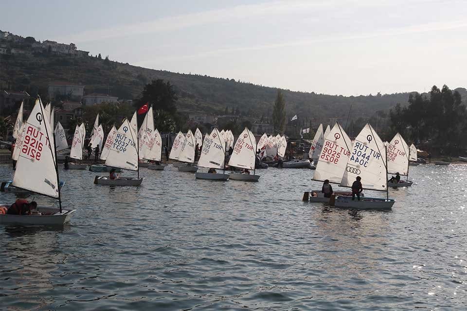 T&uuml;rkiye&nbsp;Yelken Federasyonu Atat&uuml;rk Kupası Yelken Yarışları, İzmir Fo&ccedil;a'da başladı. 13-16