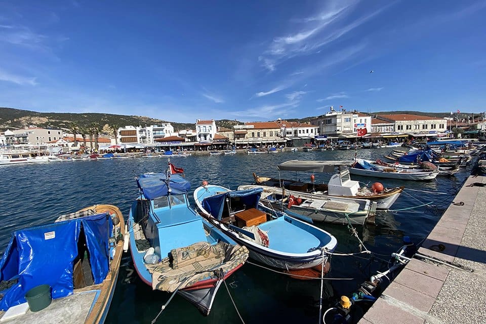 İzmir'in Fo&ccedil;a il&ccedil;esindeki balık&ccedil;ılar, ka&ccedil;ak avlanmanın &ouml;nlenmesini istiyor. Ka&ccedil;ak avlanmadan