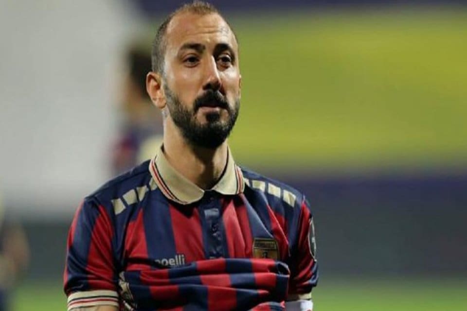 Spor Toto 1'inci Lig temsilcisi Altınordu'nun kaptanı Ahmet İlhan &Ouml;zek,