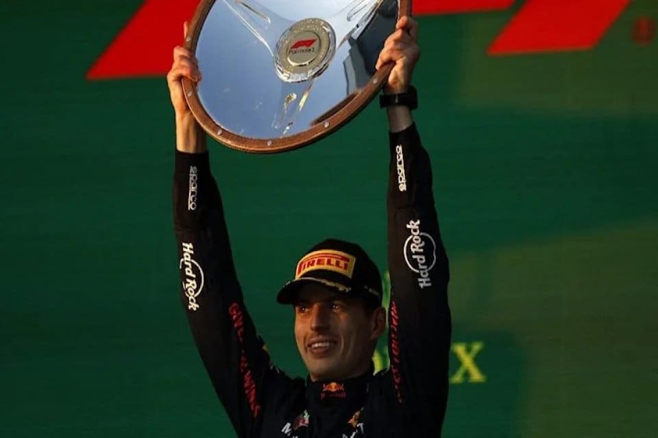 Hollandalı pilot Max Verstappen, 3 kez kırmızı bayrağın &ccedil;ekildiği ve
