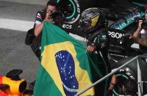 F1 Brezilya Grand Prix'sini Lewis Hamilton kazandı. Hamilton, şampiyona lideri