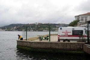 İstanbul &Uuml;sk&uuml;dar'da sahilde fotoğraf &ccedil;ekilirken&nbsp;dengesini kaybederek denize d&uuml;şen 21 yaşındaki