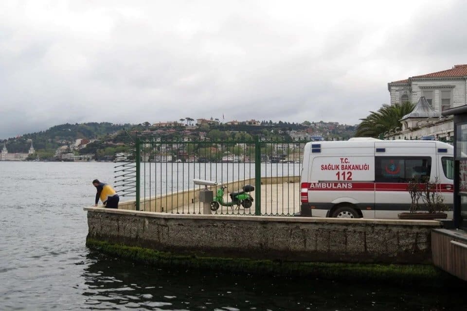İstanbul &Uuml;sk&uuml;dar'da sahilde fotoğraf &ccedil;ekilirken&nbsp;dengesini kaybederek denize d&uuml;şen 21 yaşındaki