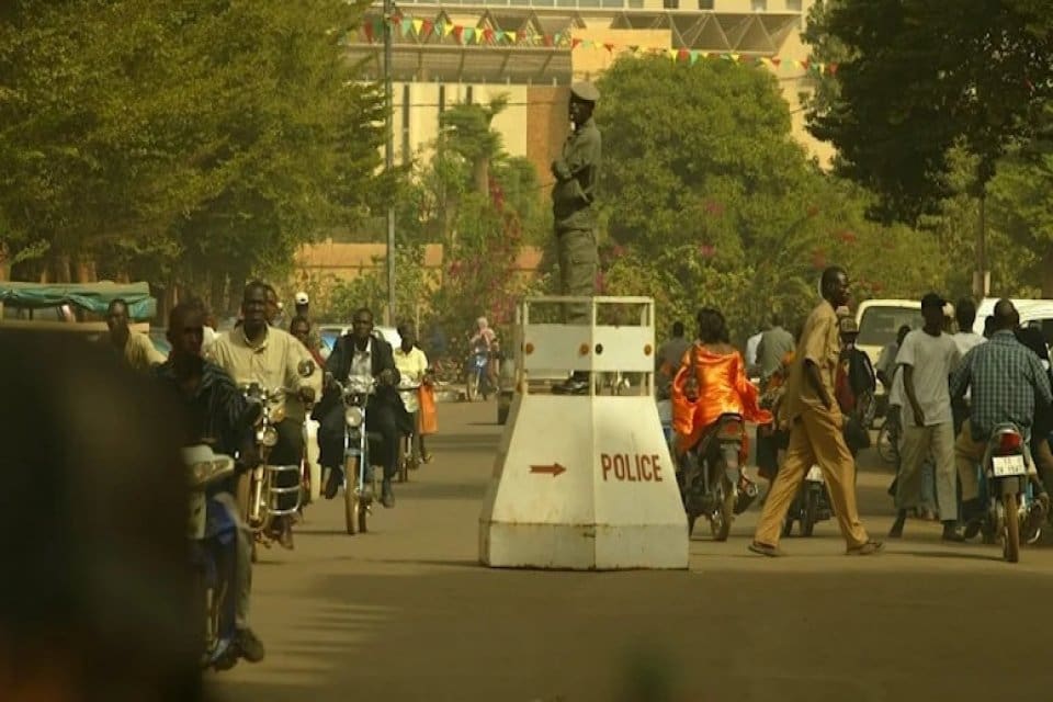 Fransa, Burkina Faso'nun 2 Fransız gazeteciyi sınır dışı etmesine tepki