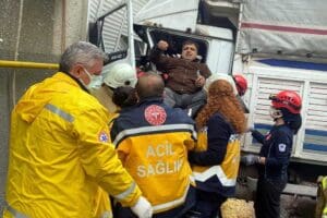İZMİR'in Konak il&ccedil;esinde freni boşalan kamyonet, 3 katlı binaya &ccedil;arptı.