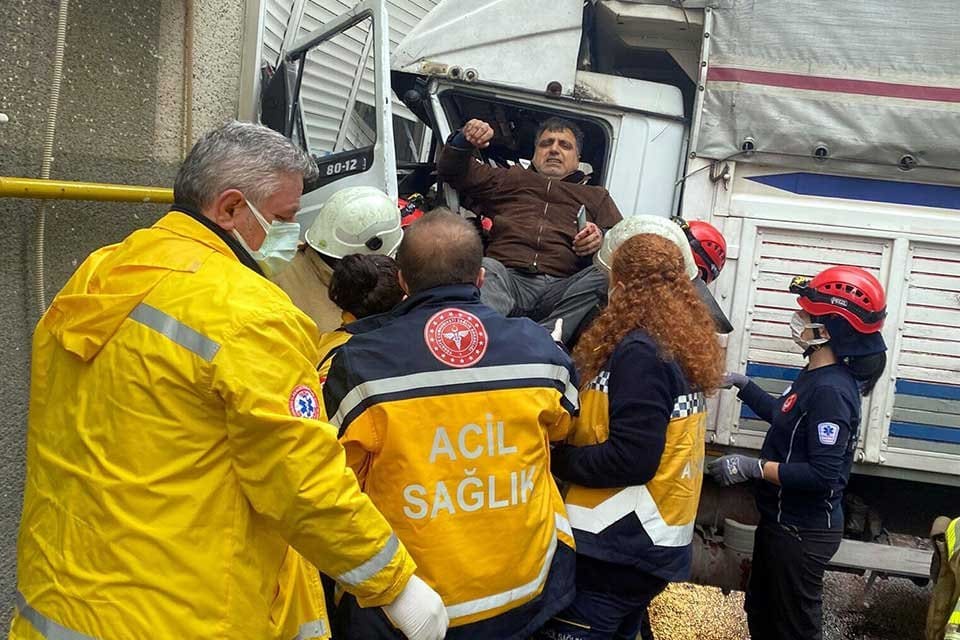 İZMİR'in Konak il&ccedil;esinde freni boşalan kamyonet, 3 katlı binaya &ccedil;arptı.