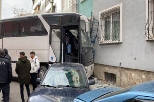 K&uuml;tahya&rsquo;da i&ccedil;inde yolcu bulunmayan otob&uuml;s, freninin boşalması sonucu park halindeki