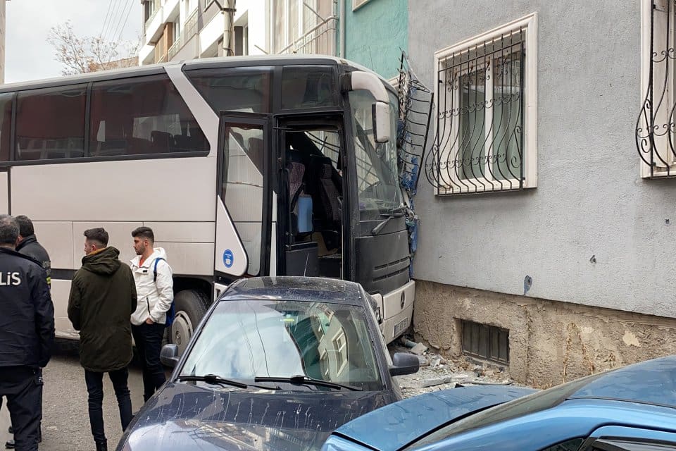 K&uuml;tahya&rsquo;da i&ccedil;inde yolcu bulunmayan otob&uuml;s, freninin boşalması sonucu park halindeki