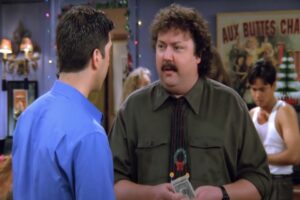 90'lı yılların pop&uuml;ler dizisi Friends'te rol alan Mike Hagerty, 67