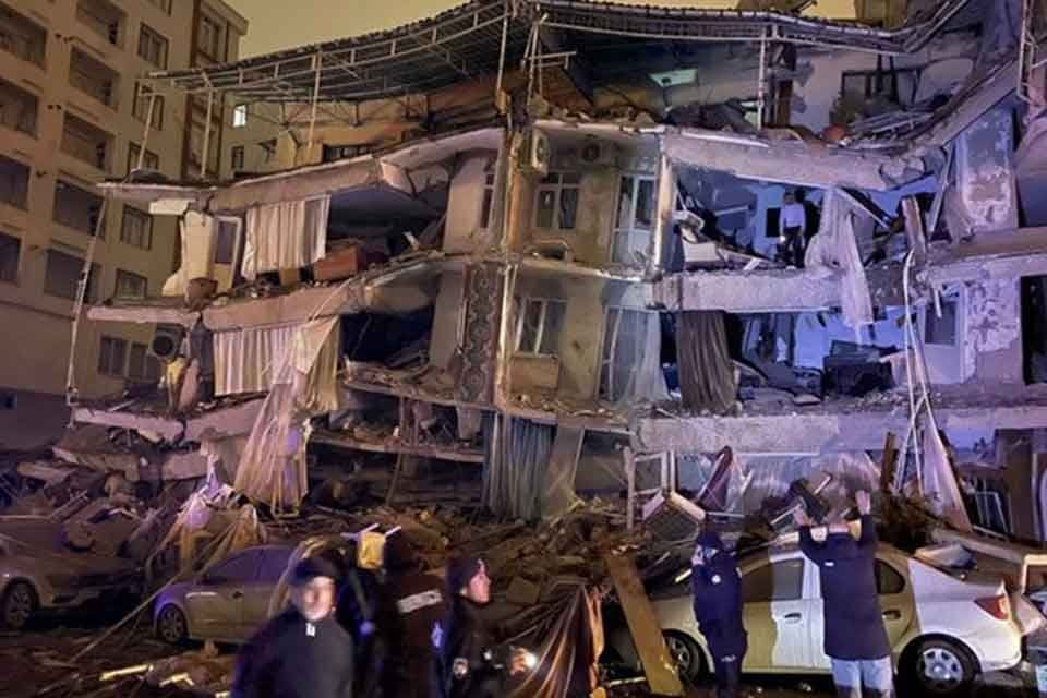 Cumhurbaşkanı Yardımcısı Oktay, "T&uuml;m okullarımız 10 ilimizde bir hafta tatil.