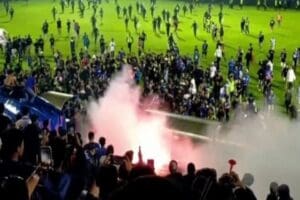 Endonezya'da bir futbol ma&ccedil;ında kaybeden takımın taraftarlarının sahaya inmesi sonucu