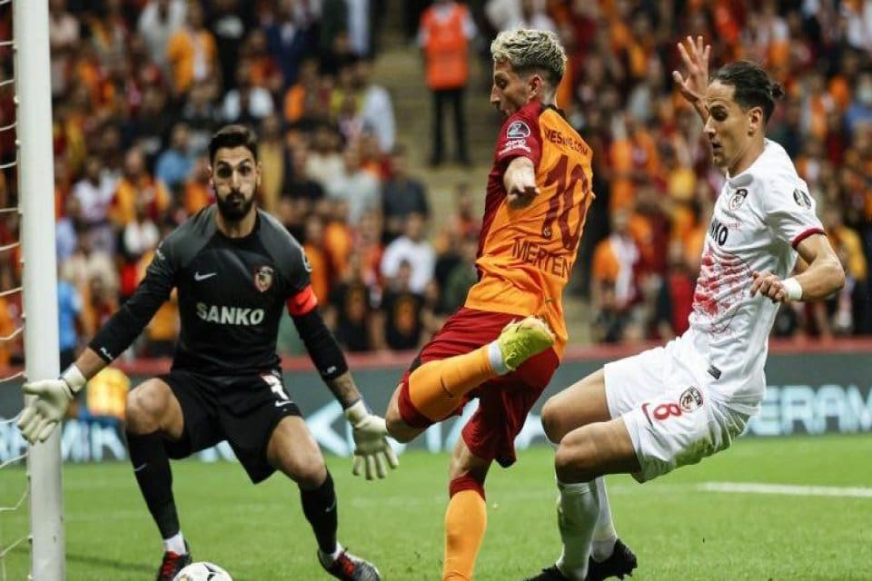 Galatasaray seyircisi &ouml;n&uuml;nde geriye d&uuml;şt&uuml;ğ&uuml; ve 10 kişi kaldığı ma&ccedil;ta