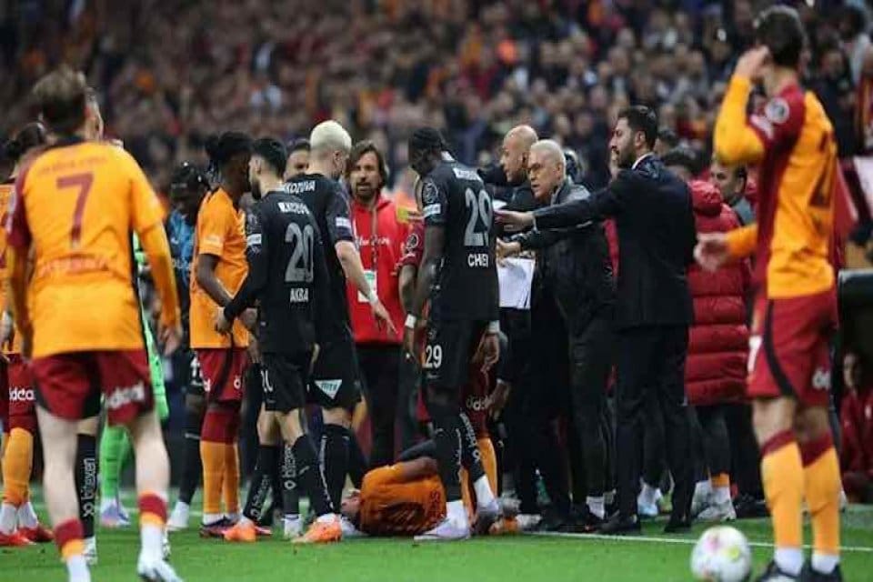 Galatasaray, Adana Demirspor ma&ccedil;ının 0-0 biten ilk yarısının ardından Twitter'dan