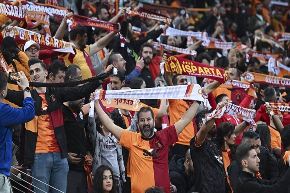 S&uuml;per Lig'de liderliğini s&uuml;rd&uuml;ren ve şampiyonluk yolunda ilerleyen Galatasaray'ı taraftarı
