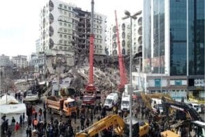 Diyarbakır'da depremde ağır hasar alan ve 4 blokundan 1'i yıkılan
