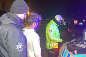 K&uuml;tahya&rsquo;da, trafik polislerinin 'dur' ihtarına uymayarak 15 kilometre takip edilen&nbsp;Sinan