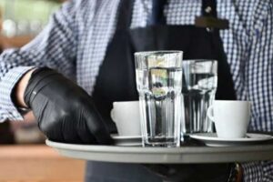 Restoranlardaki nitelikli personel sorunu derinleşiyor. Garson maaşının 8 bine, aş&ccedil;ı