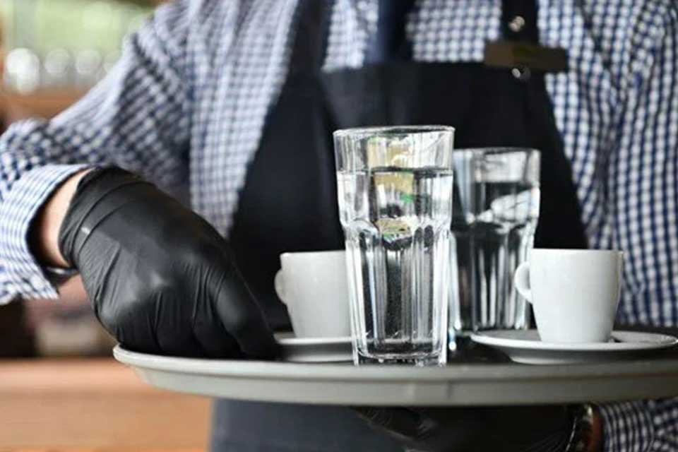 Restoranlardaki nitelikli personel sorunu derinleşiyor. Garson maaşının 8 bine, aş&ccedil;ı