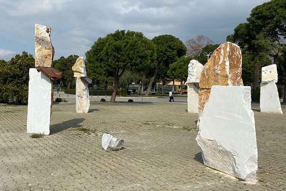 İzmir B&uuml;y&uuml;kşehir Belediyesi ev sahipliğinde ger&ccedil;ekleşen sanat&ccedil;ı Ahmet G&uuml;neştekin'in 'Gavur