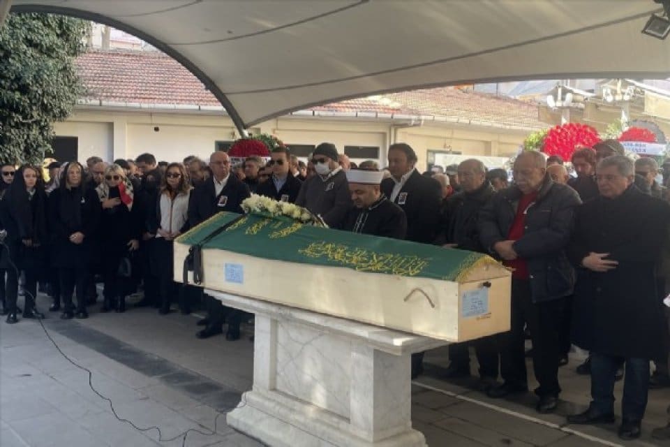 Vefat eden gazeteci-yazar G&uuml;ng&ouml;r Mengi (83) i&ccedil;in İzmir'de cenaze t&ouml;reni