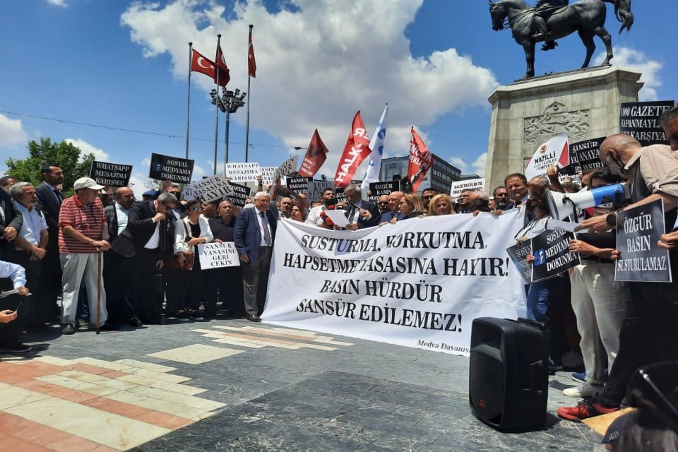 &lsquo;Dezenformasyonla M&uuml;cadele&rsquo; adını taşıyan ancak basın ve sosyal medyaya baskı