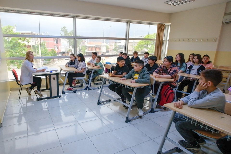 Gaziemir Belediyesi, eğitim projeleri kapsamında Gaziemir Belediyesi Destek Eğitim Kursu&rsquo;nda,