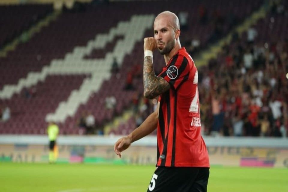 Yaşanan deprem felaketi nedeniyle ligden &ccedil;ekilen Gaziantep FK'nın sportif direkt&ouml;r&uuml;