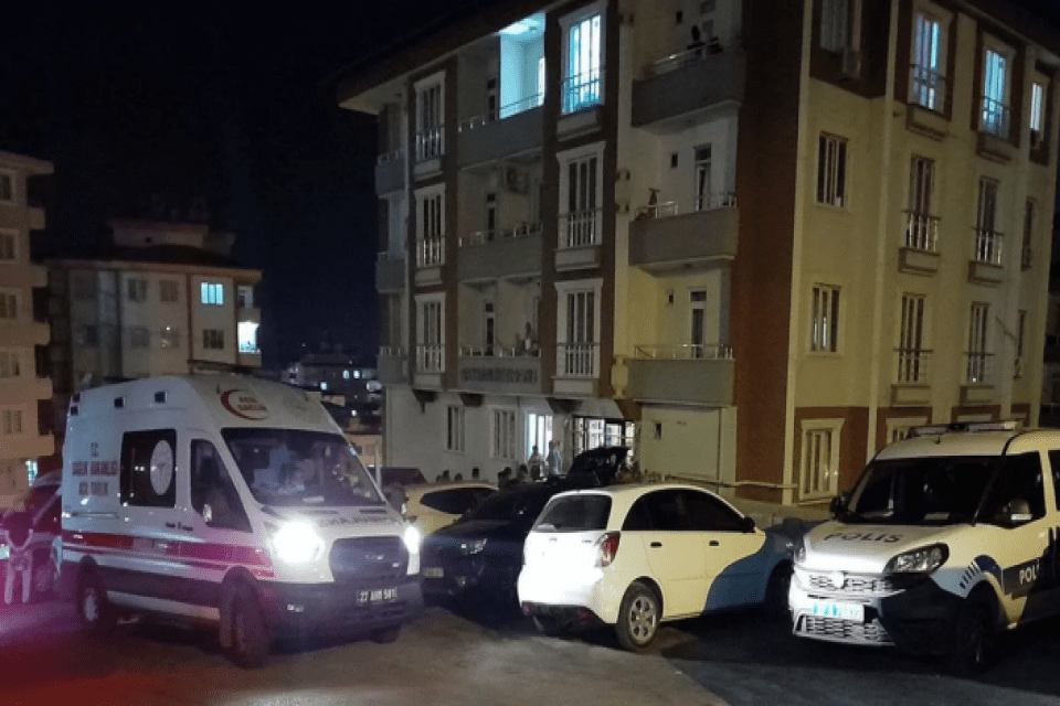Gaziantep'te g&ouml;rev d&ouml;n&uuml;ş&uuml; evine gelen &ccedil;evik kuvvet polisi, beylik tabancasıyla