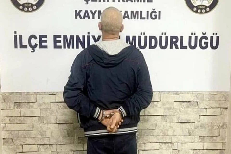 Gaziantep'te asans&ouml;re binen N.T. (15) adlı kız &ccedil;ocuğunu bı&ccedil;akla tehdit