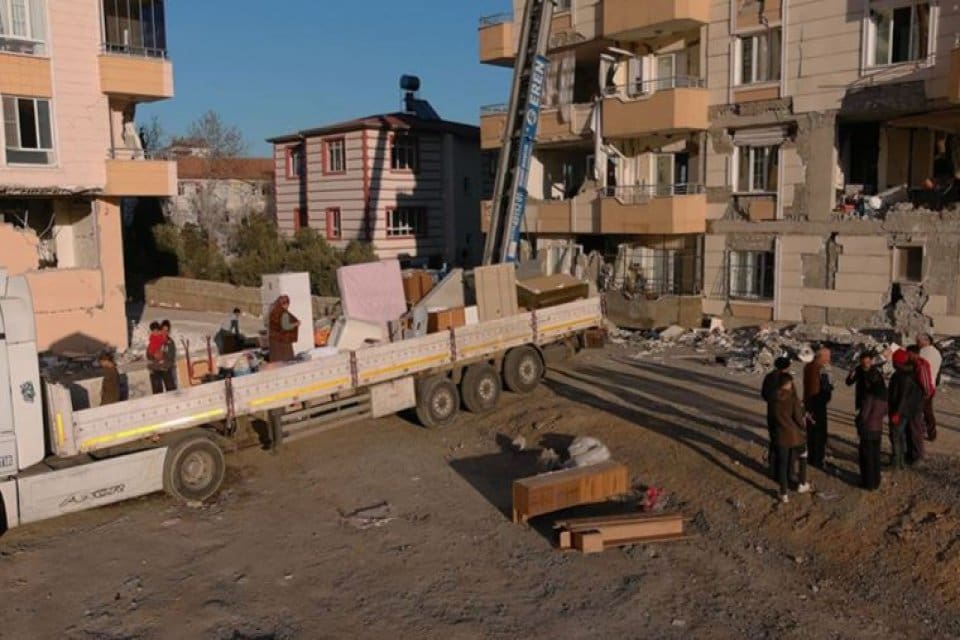 Gaziantep Valisi Davut G&uuml;l, depremler nedeniyle acil yıkılacak binalara girişin