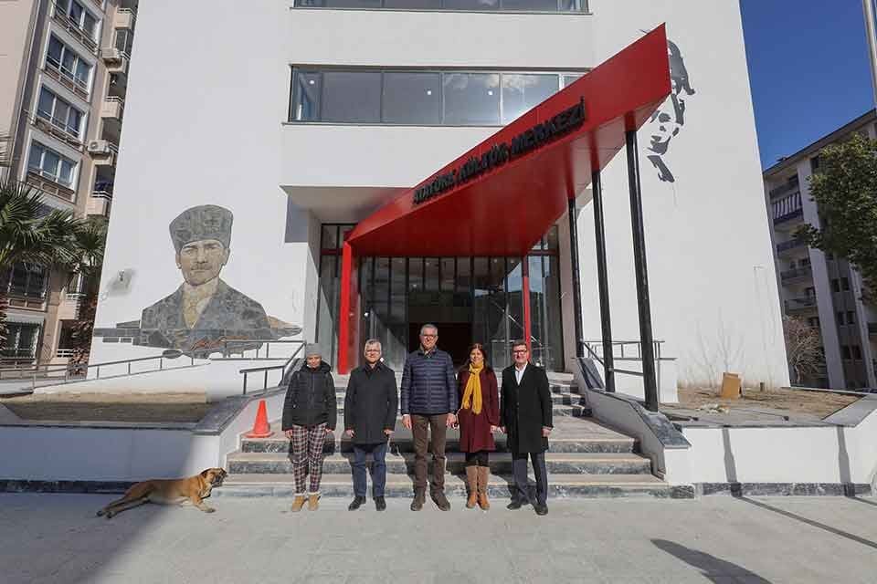 1998 yılından beri Gaziemir Belediyesi&rsquo;nin k&uuml;lt&uuml;r sanat etkinliklerine ev sahipliği