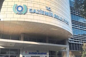 Gaziemir Belediyesi, &uuml;niversiteye giden &ouml;ğrencilerin ihtiya&ccedil; sahibi ailelerine destek &ccedil;alışması