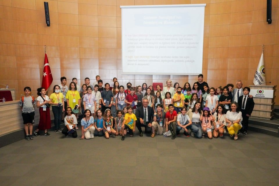 Gaziemir Belediyesi &Ccedil;ocuk Meclisi&rsquo;nin ilk toplantısında il&ccedil;edeki okul ihtiyacına ve