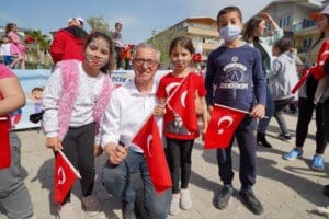 Gaziemir Belediyesi&rsquo;nin d&uuml;zenlediği 25. Gaziemir Ulusal &Ccedil;ocuk Şenliği&rsquo;nde m&uuml;zikaller, at&ouml;lyeler