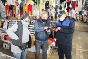 Gaziemir Belediyesi Zabıta M&uuml;d&uuml;rl&uuml;ğ&uuml;,&nbsp; pazarcı esnafına HES kodu sorgulaması yapıyor.