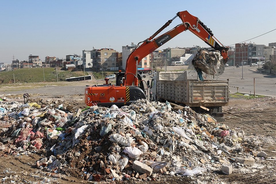 Gaziemir Belediyesi; ormanlık alanlar, boş arsalar ve yol kenarları başta