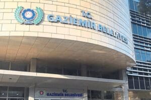 Gaziemir Belediyesi'nde b&uuml;ro personeli olarak &ccedil;alışan iki b&uuml;ro personelinin gerek&ccedil;e