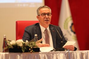 Gaziemir'de son meclis toplantısında yaşanan denetim komisyonu seçiminde, grup toplantısına