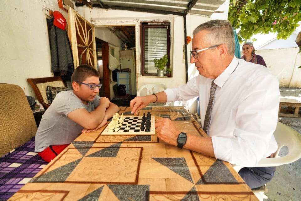 Gaziemir Belediye Başkanı Halil Arda, kendisiyle tanışmak isteyen ortopedik engelli