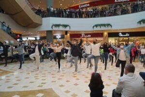 Gaziemir Belediyesi&rsquo;nin Cumhuriyet Bayramı kutlamaları kapsamında d&uuml;zenlediği flash mob etkinliğinde,