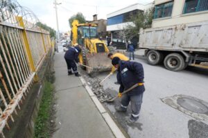 Gaziemir Belediyesi ekipleri, etkili olan şiddetli sağanak yağmur nedeniyle yaşanan