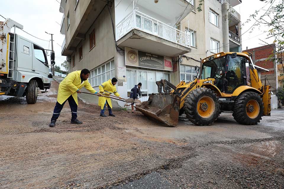 Gaziemir Belediyesi&rsquo;nin Acil M&uuml;dahale Ekibi, kenti etkisi altına alan yağışların