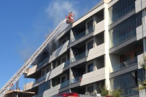 İzmir'in Gaziemir ilçesindeki bir apartmanda yangına asansörde yakalanan ve dumandan