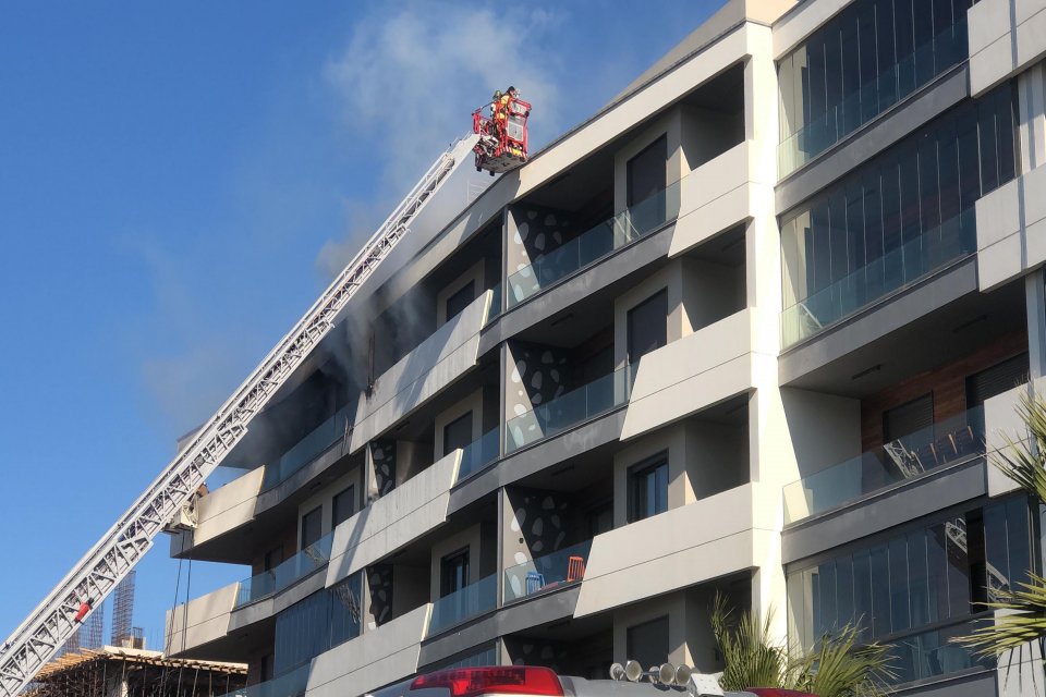 İzmir'in Gaziemir ilçesindeki bir apartmanda yangına asansörde yakalanan ve dumandan