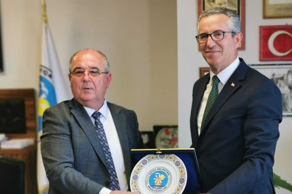Gaziemir ile Dat&ccedil;a&rsquo;nın kardeş şehir olmasını sağlayan protokol&uuml; imzalayan Başkan
