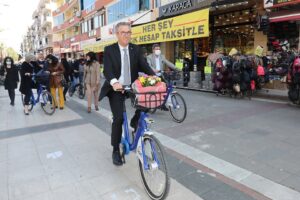 Gaziemir’e kazandırılan BİSİM istasyonlarının açılış töreninde konuşan Belediye Başkanı Halil